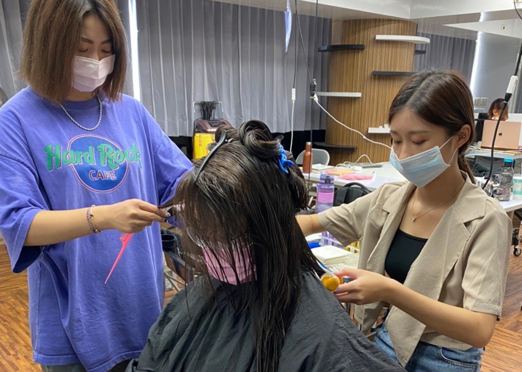 弘光美髮系學生徐嘉雯(右)參加培訓，畢業後月薪5萬起。